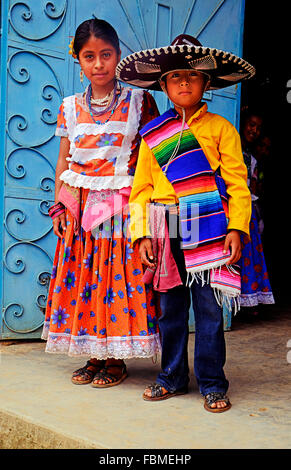 Due giovane messicano Fiesta ballerini nella piccola montagna villaggio zapoteco Yagavila di Santa Cruz, Stato di Oaxaca Messico Foto Stock