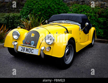 Vivid color giallo Morgan auto sportiva raffigurato nella parte occidentale della contea di Cork in Irlanda Foto Stock