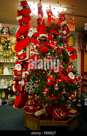 Babbo Natale Casa polo Nord Alaska città decorate albero di Natale Foto Stock