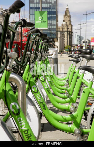 Fila di City bike a disposizione per un uso a breve termine da membri del pubblico - Liverpool, UK. Foto Stock