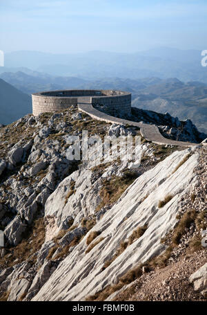 Punto di vista su monte Lovcen al principe mausoleo Njegos Foto Stock