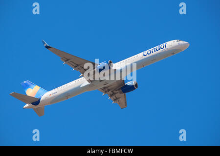 TENERIFE, Spagna - 13 gennaio: Thomas Cook Condor Boeing 757-300 è tenuto fuori dall'aeroporto di Tenerife Sud il 13 gennaio 2016. Foto Stock