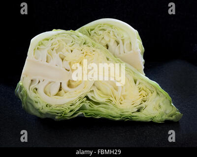 Cavolo bianco tagliato a metà Foto Stock