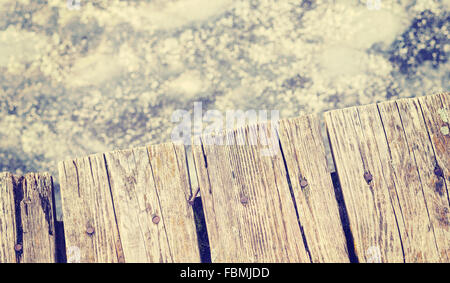 Retrò tonica vecchio molo in legno su ghiaccio, la profondità di campo. Foto Stock