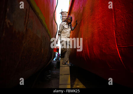 Dacca in Bangladesh. 18 gennaio, 2016. I lavoratori stanno lavorando in un docyard a Keranigonj, Dhaka. Credito: Mohammad Hossain Ponir/ZUMA filo/Alamy Live News Foto Stock