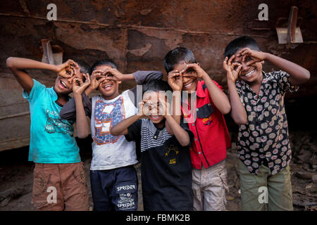 Dacca in Bangladesh. 18 gennaio, 2016. Bambini posano per una fotografia al Keranigonj, Dhaka. Credito: Mohammad Hossain Ponir/ZUMA filo/Alamy Live News Foto Stock