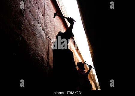 Dacca in Bangladesh. 18 gennaio, 2016. I lavoratori stanno lavorando in un docyard a Keranigonj, Dhaka. Credito: Mohammad Hossain Ponir/ZUMA filo/Alamy Live News Foto Stock