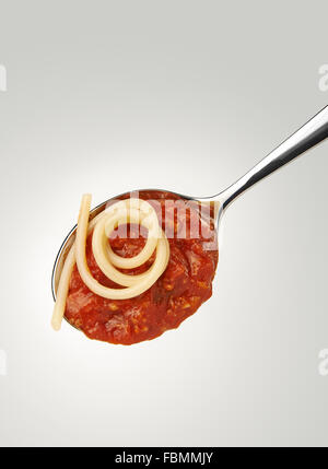Gli spaghetti e il ragù alla bolognese in un cucchiaio Foto Stock