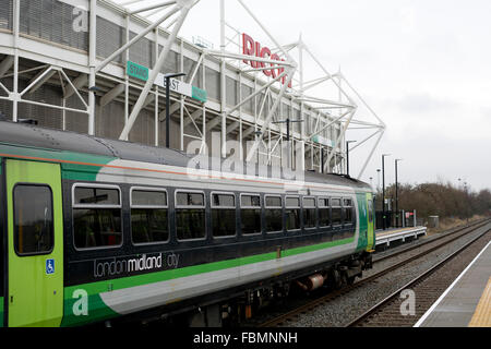 Coventry, Regno Unito. 18 gennaio, 2016. A Londra Midland service da Coventry a Nuneaton si ferma a Coventry Arena stazione ferroviaria sul suo giorno di apertura ufficiale. Un'altra stazione, Bermuda Park sulla stessa linea è anche aperto ufficialmente in questo giorno facente parte di un multi-milioni di schema di cancelletto per sviluppare trainsport legami tra Coventry e Nuneaton. L'Arena di Coventry stazione è adiacente al Ricoh Arena, casa di Coventry City Football Club e vespe di rugby, e l'Arena Retail Park. Credito: Colin Underhill/Alamy Live News Foto Stock