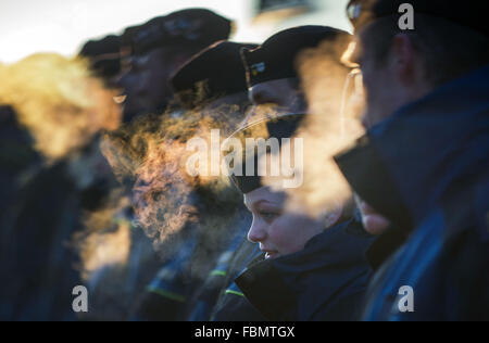 Rostock, Germania. 18 gennaio, 2016. I membri dell'equipaggio sono illustrati prima della partenza della nave di sostegno 'Donau' della marina tedesca dalla base navale di Hohe Duene a Rostock, Germania, 18 gennaio 2016. La nave di supporto, che appartiene al settimo Attacco Rapido squadrone di Artigianato della marina tedesca, entreranno a far parte della NATO permanente contromisure Mine Gruppo 1 come la sua nave ammiraglia. Il gruppo di navi dalla Gran Bretagna, Belgio, Norvegia, Danimarca e nei Paesi Bassi è di operare principalmente sul Mar Baltico. Foto: Jens BUETTNER/dpa/Alamy Live News Foto Stock