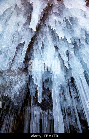 Ghiaccioli sfondo sulla parete di ghiaccio sul lago Baikal in inverno Foto Stock