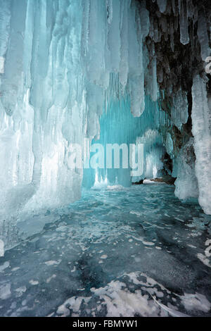 Grotta di ghiaccio sulla isola di Olkhon sul lago Baikal in Siberia in inverno Foto Stock