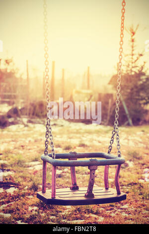 Vintage stilizzata di un vecchio trascurato vuoto swing, profondità di campo. Foto Stock