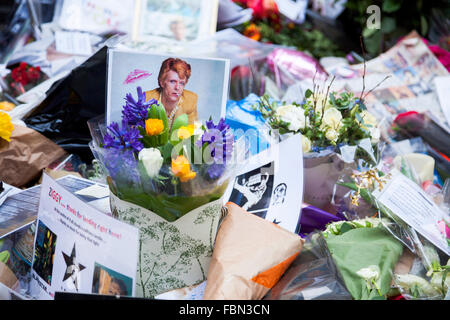 Londra, Regno Unito. 18 gennaio 2015. Appassionati di fiori di laici e di lasciare messaggi sul Heddon Street dopo la improvvisa scomparsa del musicista e attore David Bowie il 10 gennaio. Il santuario segna la posizione del coperchio fotografia di Bowie album 1972 l'aumento e la caduta di Ziggy Stardust. Credito: Nathaniel Noir/Alamy Live News Foto Stock