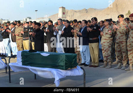 Chief Minister Nawab Balochistan Sana Ullah Zehri, Home Ministro Sarfaraz Bugti e altri stanno offrendo la preghiera funebre di martirizzato il personale di frontiera Corps mirato in un esplodere da una banchina piantato bomba, a Quetta Lunedì, 18 gennaio 2016. Foto Stock