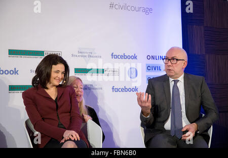 Berlino, Germania. 18 gennaio, 2016. Sherly Sandberg (L), Chief Operating Officer di Facebook e Gerd Billen, segretario di Stato presso il Ministero federale della giustizia e la tutela dei consumatori, parla con i giornalisti nel corso di una conferenza stampa a Berlino, Germania, 18 gennaio 2016. Facebook ha creato la Comunità europea 'Online coraggio civile iniziativa' in collaborazione con le organizzazioni per i diritti umani e le istituzioni di ricerca. Foto: KAY NIETFELD/dpa/Alamy Live News Foto Stock