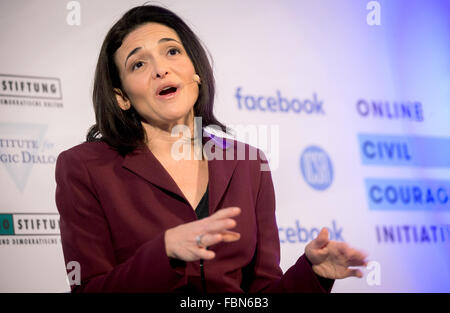 Berlino, Germania. 18 gennaio, 2016. Sherly Sandberg, Chief Operating Officer di Facebook, parla con i giornalisti nel corso di una conferenza stampa a Berlino, Germania, 18 gennaio 2016. Facebook ha creato la Comunità europea 'Online coraggio civile iniziativa' in collaborazione con le organizzazioni per i diritti umani e le istituzioni di ricerca. Foto: KAY NIETFELD/dpa/Alamy Live News Foto Stock