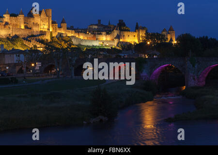 La fortificazione del Cite de Carcassonne dal fiume Aude di notte, Aude Reparto, Regione Languedoc-Roussillon, in Francia, in Europa. Foto Stock