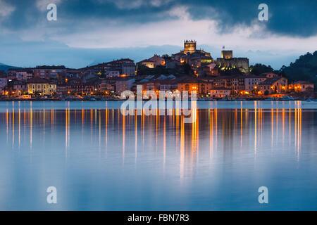 San Vicente de la Barquera e Picos de Europa gamma da twilight. Cantabria, Spagna. Foto Stock