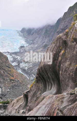 Motivi intagliati nelle pareti rocciose verticali dello scisto nel ghiacciaio Franz Josef come esso receeds dovuto ghiaccio di fusione.West Coast New Zealnd Foto Stock