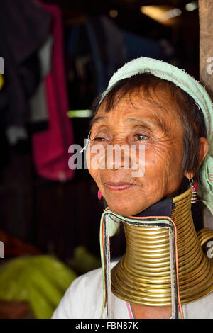 Studio di un lungo collo a giraffa o collo Padaung birmano donna vicino al Lago Inle in Myanmar Foto Stock