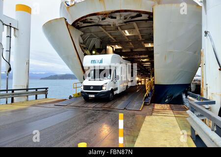 Camper lo sbarco dal traghetto Interisland da Picton, Isola del Sud a Wellington, Isola del nord, Nuova Zelanda l'Isola del Sud Foto Stock