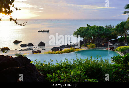 Gli ospiti si rilassano al sole del pomeriggio presso la piscina a sfioro del Pacific Resort, Aitutaki, Cook Islands, Sud Pacifico. Foto Stock