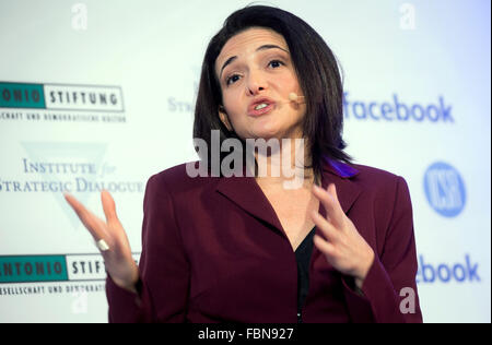 Berlino, Germania. 18 gennaio, 2016. Sherly Sandberg, Chief Operating Officer di Facebook, parla con i giornalisti nel corso di una conferenza stampa a Berlino, Germania, 18 gennaio 2016. Facebook ha creato la Comunità europea 'Online coraggio civile iniziativa' in collaborazione con le organizzazioni per i diritti umani e le istituzioni di ricerca. Foto: KAY NIETFELD/dpa/Alamy Live News Foto Stock