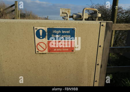 Elevato livello cateratte a Sutton Gault in Cambridgeshire, parte del Ouse sistema lavaggi Foto Stock