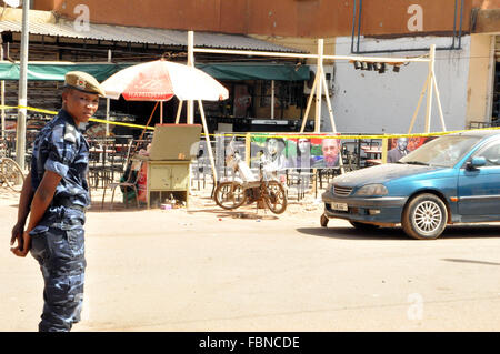 Ouagadougou, Burkina Faso. 18 gennaio, 2016. Posted in luoghi strategici e in prossimità dei luoghi di attacchi, la gendarmeria e polizia rassicurare i luoghi e sempre rifiutare l'accesso al sito per ragioni ' di inchiesta ' per sentirli. Credito: imagespic/Alamy Live News Foto Stock