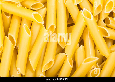 Sfondo di cibo - pasta di semola penne lisce Foto Stock