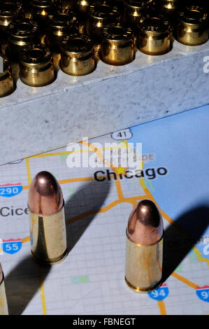 9 mm di proiettili seduti sulla mappa di Chicago Foto Stock