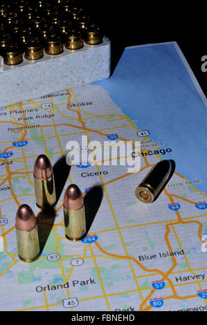 9 mm di proiettili seduti sulla mappa di Chicago Foto Stock