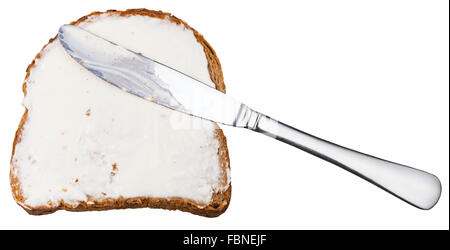 Pane di grano e formaggio spalmabile sandwich con coltello da tavola isolati su sfondo bianco Foto Stock