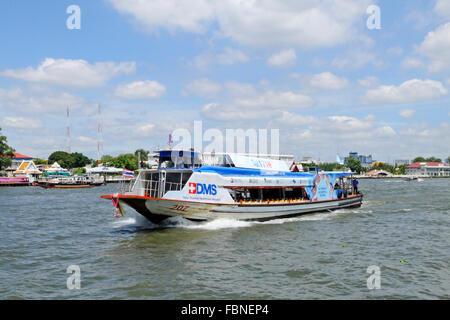 Thailandia, Bangkok, il traffico sul Fiume Chao Phraya Foto Stock