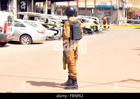 Ouagadougou, Burkina Faso. 18 gennaio, 2016. Posted in luoghi strategici e in prossimità dei luoghi di attacchi, la gendarmeria e polizia rassicurare i luoghi e sempre rifiutare l'accesso al sito per ragioni ' di inchiesta ' per sentirli. Credito: imagespic/Alamy Live News Foto Stock