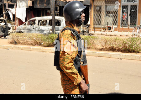 Ouagadougou, Burkina Faso. 18 gennaio, 2016. Posted in luoghi strategici e in prossimità dei luoghi di attacchi, la gendarmeria e polizia rassicurare i luoghi e sempre rifiutare l'accesso al sito per ragioni ' di inchiesta ' per sentirli. Credito: imagespic/Alamy Live News Foto Stock