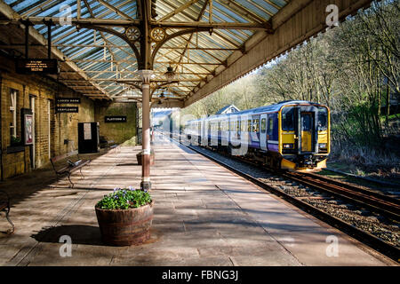 Nord del convoglio ferroviario tirando in Hebden Bridge Station, West Yorkshire, Inghilterra. Foto Stock