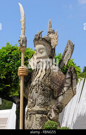 Custode statua al Wat Pho, il Tempio del Buddha reclinato; Bangkok, Thailandia Foto Stock