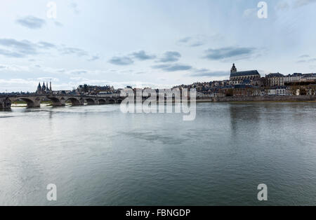 Vista panoramica di Blois sul fiume Loira (Francia). Foto Stock