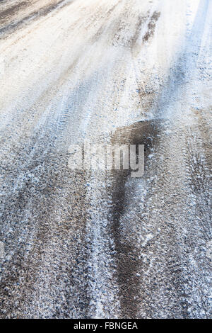 Coperta di neve scivoloso asfalto in inverno in città Foto Stock