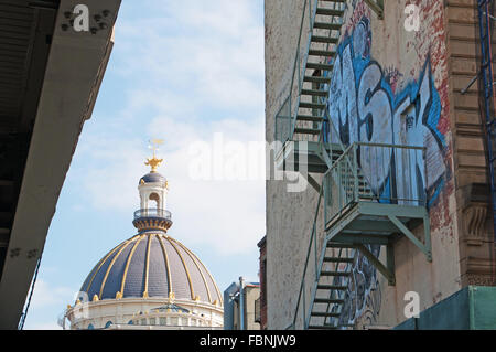 New York, Stati Uniti d'America: Brooklyn murales e la Williamsburgh Savings Bank, a cupola Foto Stock