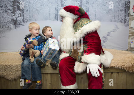 Ragazzi di età compresa tra i 2 e i 5 anni) Riunione di Babbo Natale in un grande magazzino Santa Grotta, England, Regno Unito Foto Stock