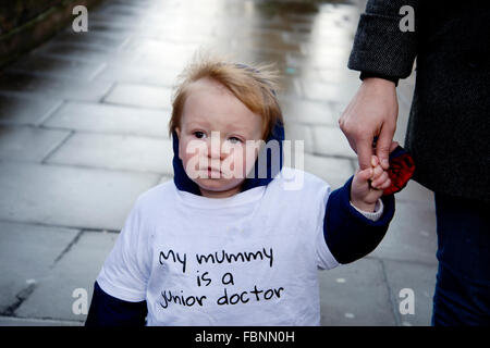 Homerton Hospital. I giovani medici in sciopero per 24 ore. Un bambino indossa una maglietta dicendo 'My mummia è un junior medico". Foto Stock