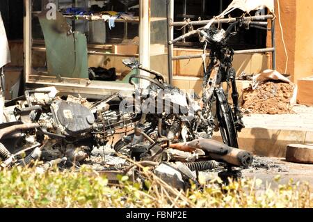 Ouagadougou, Burkina Faso. 18 gennaio, 2016. bruciato e saccheggiato facciate, motocicli e autoveicoli calcinato, smalto rotto è la relazione che siamo in grado di fare tre giorni dopo gli attentati terroristici commessi sul magnifico hotel e il caffè ripristinando il cappuccino a Ouagadougou in Burkina Faso. I corpi delle vittime che è stata rimossa la polizia scientifica continua le sue indagini. Va ricordato che non abbiamo avuto accesso all'interno di luoghi. Credito: imagespic/Alamy Live News Foto Stock