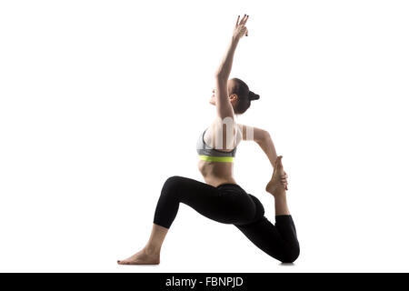 Ritratto di sportivo giovane e bella bruna donna in sportswear, facendo flessori anca affondo, Anjaneyasana pongono Foto Stock