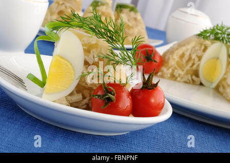 Un pezzo di pollo in bellavista con uovo e decapati cherry Foto Stock