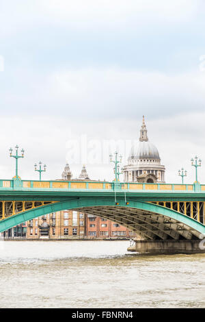 Southwark Bridge e la cattedrale di St Paul, Londra, Inghilterra Foto Stock