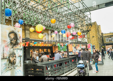 Scena di strada vecchia truman brewery, Tower Hamlets, east end di Londra, Inghilterra Foto Stock