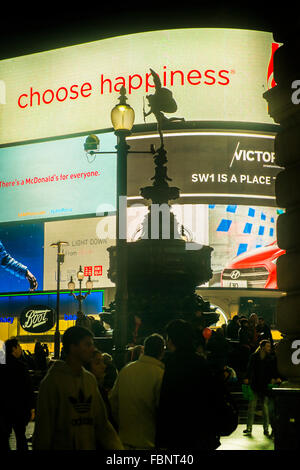 Shaftesbury memorial fontana con anteros/eros statua di notte, piccadilly circus a Londra, Inghilterra Foto Stock